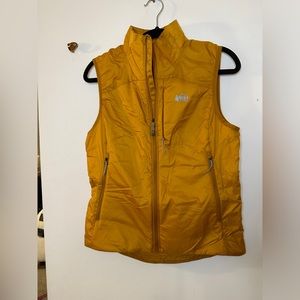 REI lightweight puffer vest in yellow women’s XS